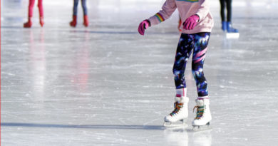 Der Filmpark Babelsberg macht Winterpause, dafür wird am 30. November wieder eine Eisbahn in der Caligari Halle aufgebaut. Bis zum 1. März können die Besuchenden dort Schlittschuhlaufen oder Eisstockschießen.