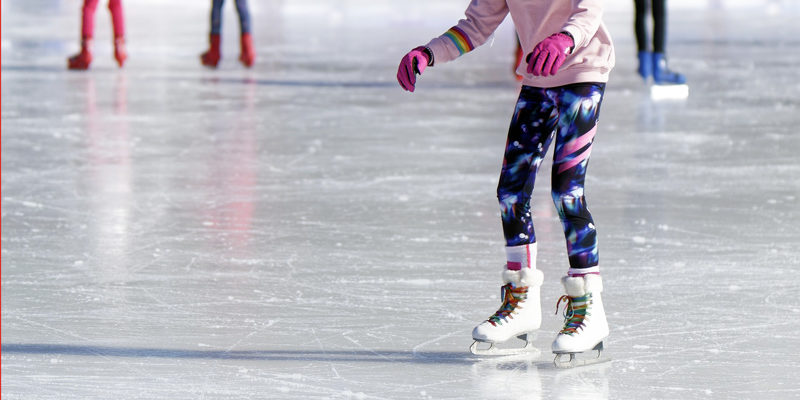 Der Filmpark Babelsberg macht Winterpause, dafür wird am 30. November wieder eine Eisbahn in der Caligari Halle aufgebaut. Bis zum 1. März können die Besuchenden dort Schlittschuhlaufen oder Eisstockschießen.