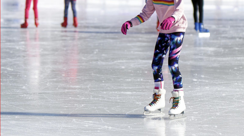 Der Filmpark Babelsberg macht Winterpause, dafür wird am 30. November wieder eine Eisbahn in der Caligari Halle aufgebaut. Bis zum 1. März können die Besuchenden dort Schlittschuhlaufen oder Eisstockschießen.