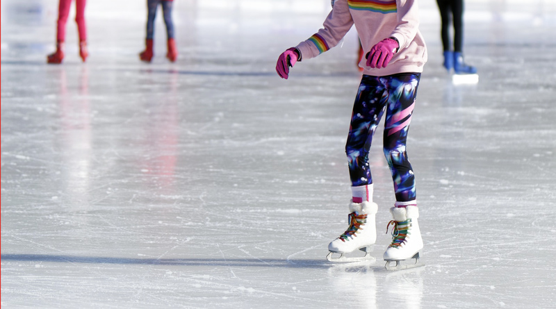 Der Filmpark Babelsberg macht Winterpause, dafür wird am 30. November wieder eine Eisbahn in der Caligari Halle aufgebaut. Bis zum 1. März können die Besuchenden dort Schlittschuhlaufen oder Eisstockschießen.