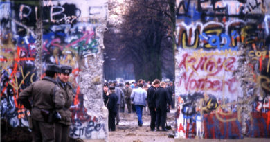 Am heutigen Donnerstag um 19:00 Uhr wird im Kleinmachnower Rathaus die Foto-Ausstellung "Grenze und Mauerfall in Kleinmachnow" mit einer Vernissage eröffnet.