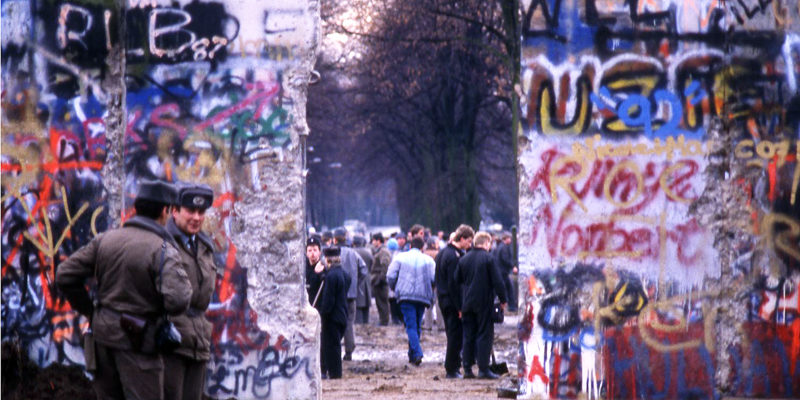 Am heutigen Donnerstag um 19:00 Uhr wird im Kleinmachnower Rathaus die Foto-Ausstellung "Grenze und Mauerfall in Kleinmachnow" mit einer Vernissage eröffnet.