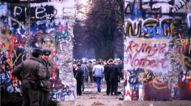 Am heutigen Donnerstag um 19:00 Uhr wird im Kleinmachnower Rathaus die Foto-Ausstellung "Grenze und Mauerfall in Kleinmachnow" mit einer Vernissage eröffnet.
