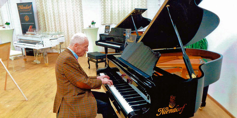 Obwohl der Flügel, für den Hermann Lamprecht seit drei Jahren Spenden sammelt, bereits im Stubenrauchsaal im Rathaus Teltow steht, ist er längst nicht abbezahlt. Ein Konzert im Januar soll das ändern.