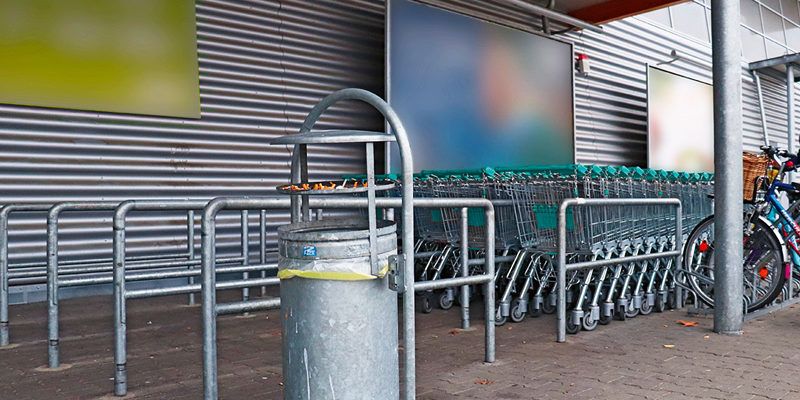 Vor dem Supermarkt, neben dem Mülleimer rechts vom Eingang, hatte Norbert seinen Stammplatz. Zwei Jahre lang durfte er dort seine Tasche mit den wenigen Habseligkeiten abstellen und Pause machen, einen Pappbecher auf den Boden stellen.