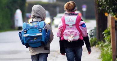 Am Montag beginnt nach den Winterferien wieder die Schule. Die Polizei bittet deshalb alle Verkehrsteilnehmer, sich auf diese Situation einzustellen, vorsichtig zu fahren und Rücksicht zu nehmen.