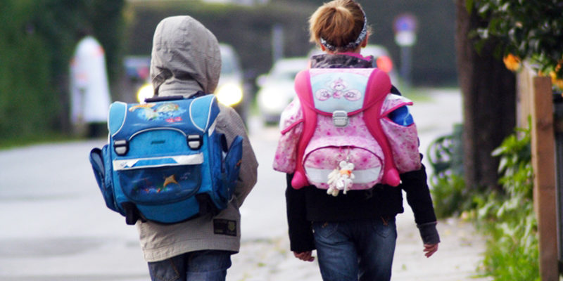 Am Montag beginnt nach den Winterferien wieder die Schule. Die Polizei bittet deshalb alle Verkehrsteilnehmer, sich auf diese Situation einzustellen, vorsichtig zu fahren und Rücksicht zu nehmen.