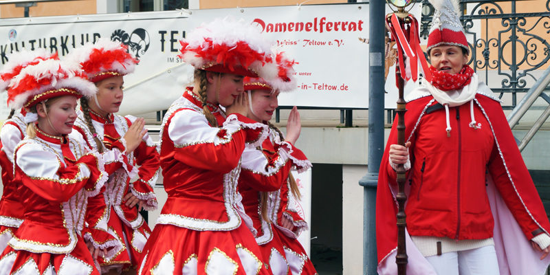 Morgen noch nichts vor und noch ein Kostüm im Schrank? Der Damenelferrat Rot-Weiß Teltow e.V. hält am 1. Februar um 19:11 Uhr seine erste Prunksitzung im Speisesaal der Stubenrauch-Grundschule in Teltow ab.