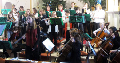 Große und kleine Musiker der Kreismusikschule Potsdam-Mittelmark spielen am 18. Januar um 17:00 Uhr in der Katholischen Kirche Maria Meeresstern in der Uferstraße 9 in Werder (Havel) zum Neujahrskonzert des dortigen Rotary Club Werder.