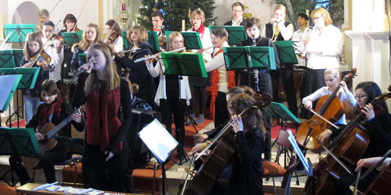 Große und kleine Musiker der Kreismusikschule Potsdam-Mittelmark spielen am 18. Januar um 17:00 Uhr in der Katholischen Kirche Maria Meeresstern in der Uferstraße 9 in Werder (Havel) zum Neujahrskonzert des dortigen Rotary Club Werder.
