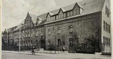 Am 5. August gibt es die alte Stadtschule in der Potsdamer Straße – ehemals Bruno-H.-Bürgel-Schule seit 150 Jahren. Für eine geplante Ausstellung sucht die Stadt Menschen, die noch Material über die Schule besitzen.