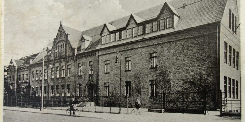 Am 5. August gibt es die alte Stadtschule in der Potsdamer Straße – ehemals Bruno-H.-Bürgel-Schule seit 150 Jahren. Für eine geplante Ausstellung sucht die Stadt Menschen, die noch Material über die Schule besitzen.