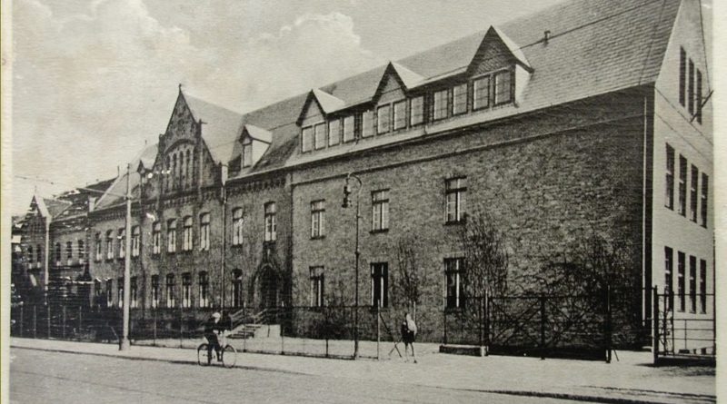 Am 5. August gibt es die alte Stadtschule in der Potsdamer Straße – ehemals Bruno-H.-Bürgel-Schule seit 150 Jahren. Für eine geplante Ausstellung sucht die Stadt Menschen, die noch Material über die Schule besitzen.
