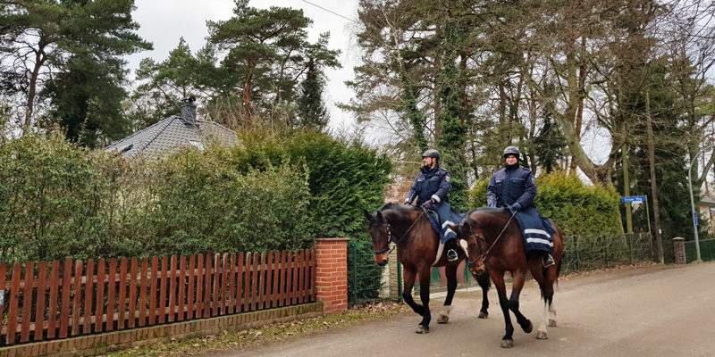 Ob in Teltow, Kleinmachnow oder Stahnsdorf – liest man die Polizeimeldungen, scheint kein Ort vor Einbrechern sicher. In Stahnsdorf setzt die Landespolizei nun auf die Hilfe der im Ort ansässigen Reiterstaffel der Bundespolizei.