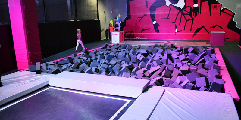 Joggen war gestern, der neue Trendsport heißt Trampolinspringen – und zwar in ganz groß. Wieviel Spaß steckt in dem Sport? Ein Besuch im Sprungraum in Berlin-Tempelhof.