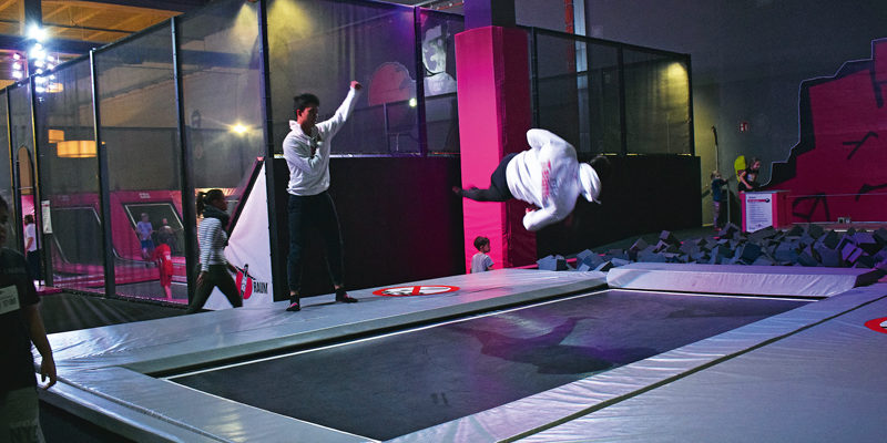 Joggen war gestern, der neue Trendsport heißt Trampolinspringen – und zwar in ganz groß. Wieviel Spaß steckt in dem Sport? Ein Besuch im Sprungraum in Berlin-Tempelhof.
