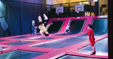 Joggen war gestern, der neue Trendsport heißt Trampolinspringen – und zwar in ganz groß. Wieviel Spaß steckt in dem Sport? Ein Besuch im Sprungraum in Berlin-Tempelhof.