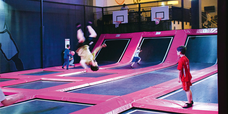 Joggen war gestern, der neue Trendsport heißt Trampolinspringen – und zwar in ganz groß. Wieviel Spaß steckt in dem Sport? Ein Besuch im Sprungraum in Berlin-Tempelhof.