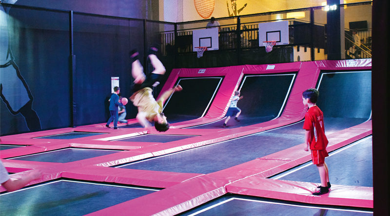 Joggen war gestern, der neue Trendsport heißt Trampolinspringen – und zwar in ganz groß. Wieviel Spaß steckt in dem Sport? Ein Besuch im Sprungraum in Berlin-Tempelhof.