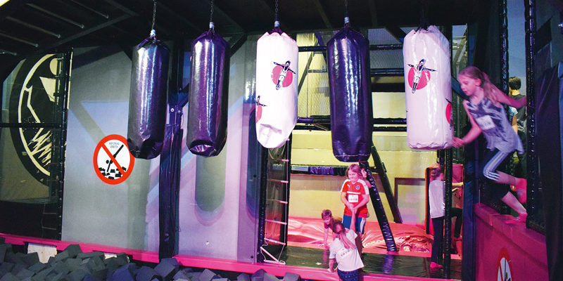 Joggen war gestern, der neue Trendsport heißt Trampolinspringen – und zwar in ganz groß. Wieviel Spaß steckt in dem Sport? Ein Besuch im Sprungraum in Berlin-Tempelhof.