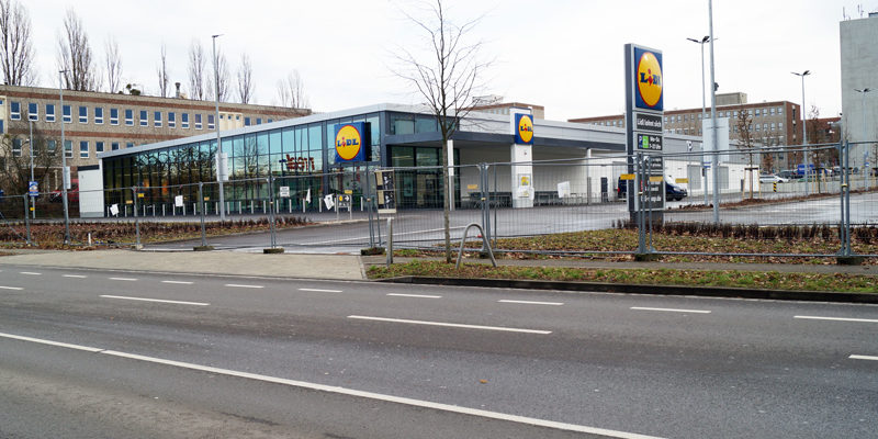 In Teltow, Kleinmachnow und Stahnsdorf buhlen zahlreiche Discounter und Supermärkte um die Gunst der Kundschaft. Darum wundern sich viele Menschen auch darüber, dass die neu erbaute Lidl-Filiale in der Oderstraße in Teltow noch immer nicht eröffnet ist. Und was passiert mit dem Real-Markt gegenüber?
