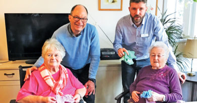 Mit einer liebenswerten Aktion erfreut die Barmer-Geschäftsstelle Ludwigsfelde derzeit Omis und Babys gleichermaßen: Omis stricken Wollsöckchen, Familien mit Nachwuchs bekommen sie geschenkt.