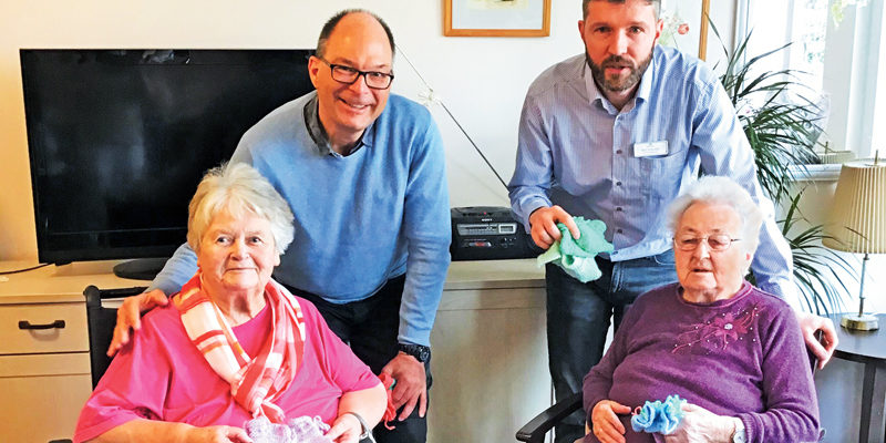 Mit einer liebenswerten Aktion erfreut die Barmer-Geschäftsstelle Ludwigsfelde derzeit Omis und Babys gleichermaßen: Omis stricken Wollsöckchen, Familien mit Nachwuchs bekommen sie geschenkt.