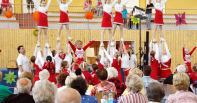 Der Name Seniorenfrühlingsfest nimmt es schon vorweg: Um die Corona-Risikogruppe der Seniorinnen und Senioren nicht zu gefährden, hat die Gemeinde Stahnsdorf ihre jährliche Veranstaltung mit bis zu 500 Besucherinnen und Besuchern, die eigentlich am 28. März in der Sporthalle der Grundschule „Heinrich Zille“ stattfinden sollte, vorsorglich abgesagt.