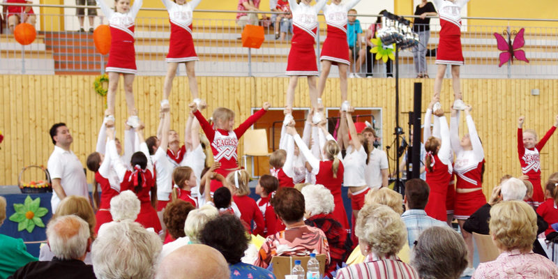 Der Name Seniorenfrühlingsfest nimmt es schon vorweg: Um die Corona-Risikogruppe der Seniorinnen und Senioren nicht zu gefährden, hat die Gemeinde Stahnsdorf ihre jährliche Veranstaltung mit bis zu 500 Besucherinnen und Besuchern, die eigentlich am 28. März in der Sporthalle der Grundschule „Heinrich Zille“ stattfinden sollte, vorsorglich abgesagt.