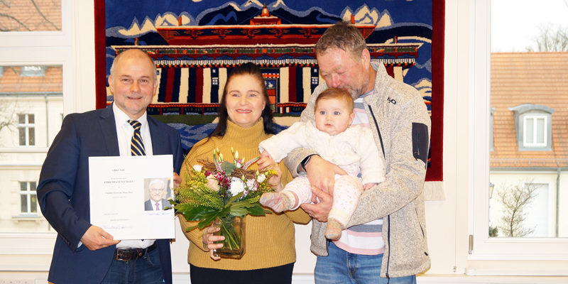 Sie ist sieben Monate alt und hat die Ruhe weg, als sie auf Papas Arm in die vielen fremden Gesichter blickt: Claudia Henriette Rosa Huye ist das jüngste Kind von Clemens und Sabrina Huye und hat mit Frank-Walter Steinmeier einen prominenten Patenonkel.