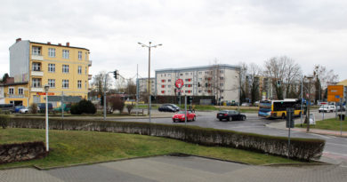 Kaum ein Ort in Teltow ist strategisch so wichtig und gleichzeitig so unansehnlich wie der Ruhlsdorfer Platz. Dem Eingangstor zur Altstadt sieht man die Fokussierung auf den Autoverkehr an, die zu seiner Entstehungszeit en vogue war. Für Radfahrer ist er ein gefährliches Pflaster und Fußgängern bietet er wenig Aufenthaltsqualität.