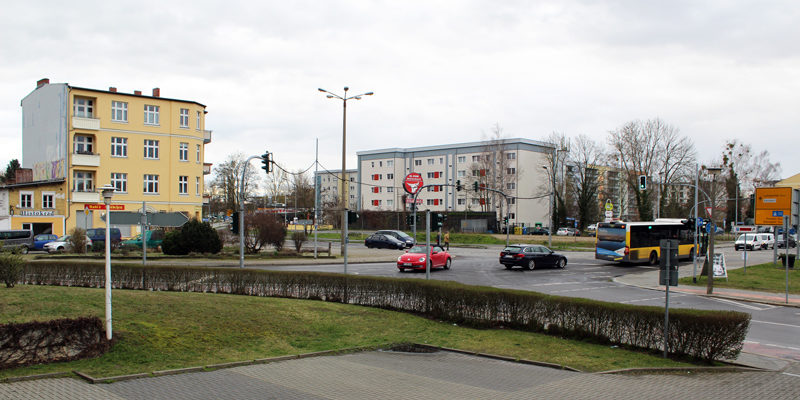 Kaum ein Ort in Teltow ist strategisch so wichtig und gleichzeitig so unansehnlich wie der Ruhlsdorfer Platz. Dem Eingangstor zur Altstadt sieht man die Fokussierung auf den Autoverkehr an, die zu seiner Entstehungszeit en vogue war. Für Radfahrer ist er ein gefährliches Pflaster und Fußgängern bietet er wenig Aufenthaltsqualität.