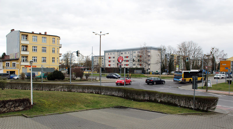 Kaum ein Ort in Teltow ist strategisch so wichtig und gleichzeitig so unansehnlich wie der Ruhlsdorfer Platz. Dem Eingangstor zur Altstadt sieht man die Fokussierung auf den Autoverkehr an, die zu seiner Entstehungszeit en vogue war. Für Radfahrer ist er ein gefährliches Pflaster und Fußgängern bietet er wenig Aufenthaltsqualität.