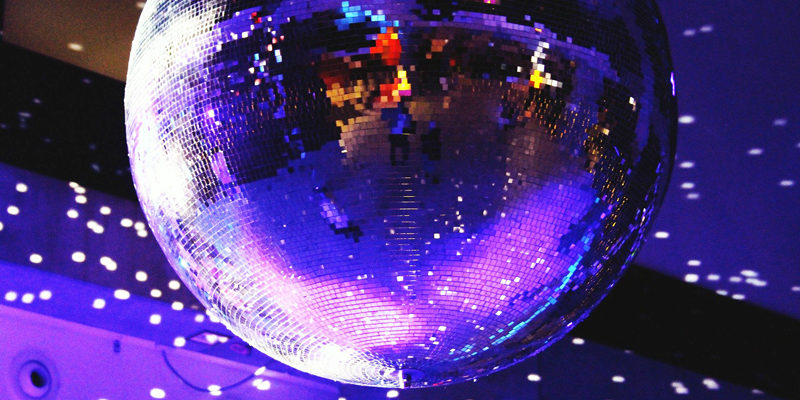 Was gibt es Schöneres, als gemeinsam zu tanzen und zu feiern? Seit September 2019 ist das in regelmäßigen Abständen in den Neuen Kammerspielen auch denjenigen möglich, die sonst nicht an den Partys teilnehmen können. Am 27. März ist es wieder so weit.