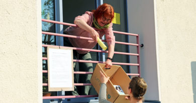 Not macht erfinderisch. Statt Burger und Pommes gibt es am „Drive-in“ der Gemeindebibliothek Stahnsdorf seit dem 6. April Bücher, Zeitschriften, CD’s, DVD’s und Spiele, die die Mitarbeiterinnen den Nutzern durch das Fenster reichen