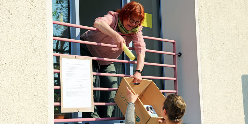 Not macht erfinderisch. Statt Burger und Pommes gibt es am „Drive-in“ der Gemeindebibliothek Stahnsdorf seit dem 6. April Bücher, Zeitschriften, CD’s, DVD’s und Spiele, die die Mitarbeiterinnen den Nutzern durch das Fenster reichen