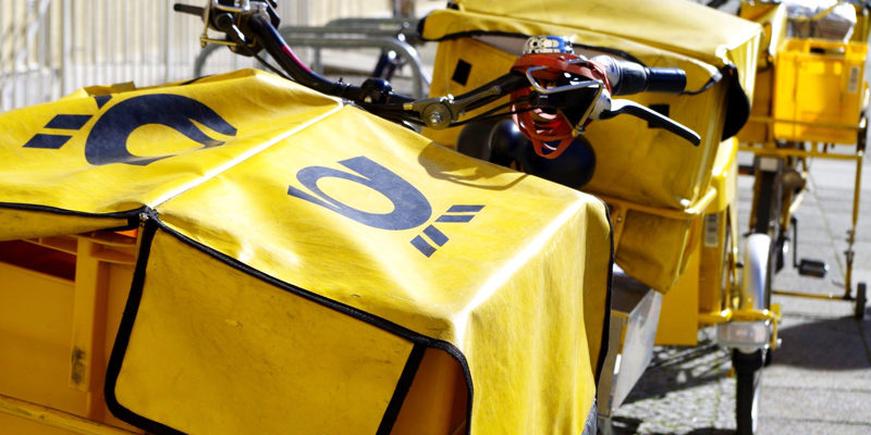 Wegen der Corona-Pandemie ist der Weg zum Busfahrer abgesperrt und die Kundenbüros in Stahnsdorf und Werder sind geschlossen - woher also die Fahrausweise für die Busfahrt bekommen? Regiobus verschickt diese nun auch mit der Post.