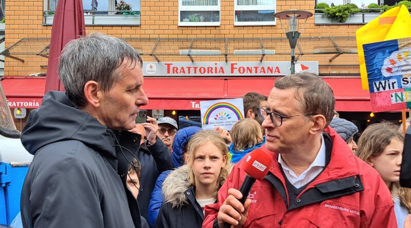 Eltern protestieren für den Erhalt der Grundschule Auf dem Seeberg