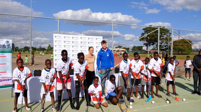 Sport verbindet – Kleinmachnower baut Floorballmannschaft in Sambia auf