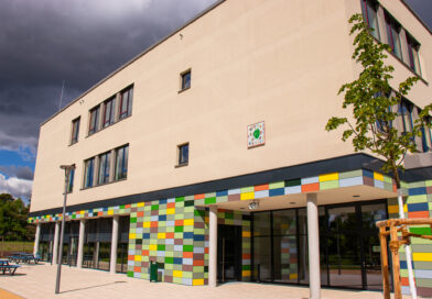 Stahnsdorf – Glaskunst-Sonnenuhr montiert