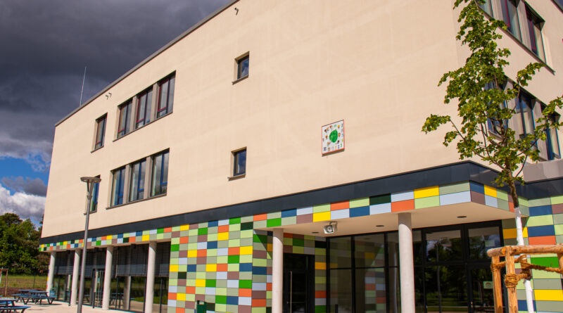 Stahnsdorf – Glaskunst-Sonnenuhr montiert