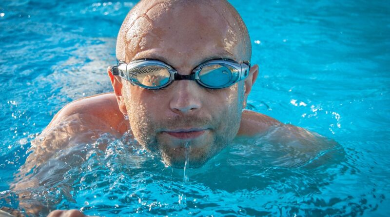 Schwimmen ist gut fürs Herz: Was Herzkranke beachten sollten