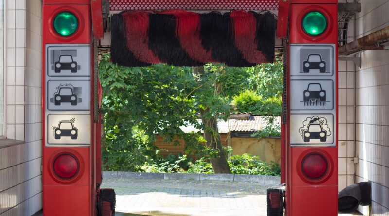 Teltow – Fahrerflucht nach Unfall in Autowaschanlage