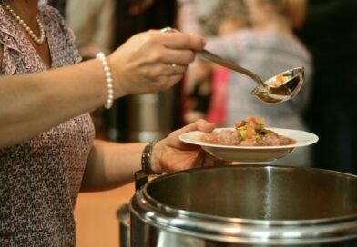 Ungesund und klimaschädlich: Essen in Krankenhäusern und Pflegeheimen untersucht