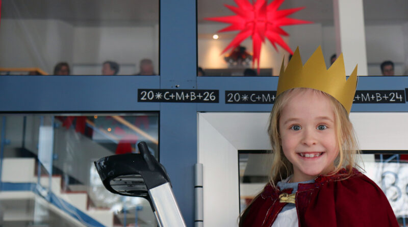 Schule statt Fabrik: Aktion „Sternsingen“ im Stahnsdorfer Rathaus Schule statt Fabrik: Aktion „Sternsingen“ im Stahnsdorfer Rathaus