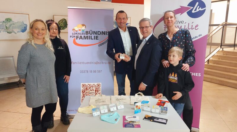 Initiative Familie in LU e. V. übergibt 500 Nachtlichter für Ludwigsfelder Neugeborene