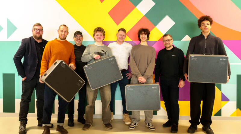 Gira sponsert Technik-Koffer für die Grace-Hopper-Gesamtschule in Teltow