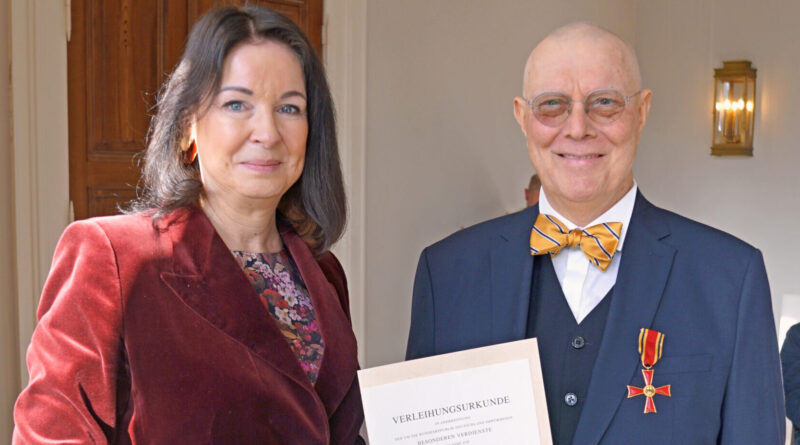 Stahnsdorfer Arzt erhält Bundesverdienstkreuz Stahnsdorfer Arzt erhält Bundesverdienstkreuz