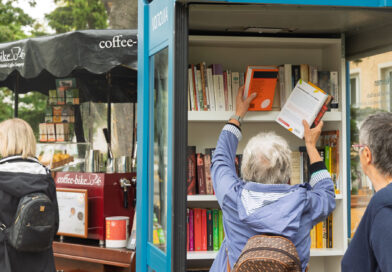 Aus Telefonzelle wird Bücherschrank: neue „lesbar“ in Ludwigsfelde eröffnet Aus Telefonzelle wird Bücherschrank: neue „lesbar“ in Ludwigsfelde eröffnet