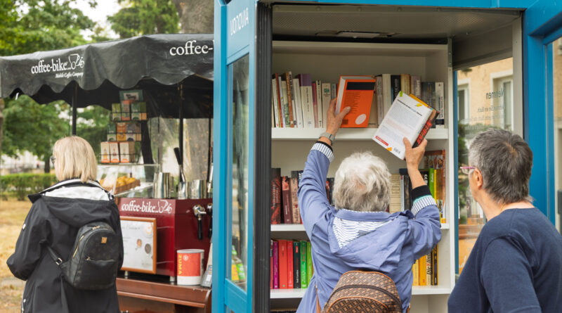 Aus Telefonzelle wird Bücherschrank: neue „lesbar“ in Ludwigsfelde eröffnet Aus Telefonzelle wird Bücherschrank: neue „lesbar“ in Ludwigsfelde eröffnet